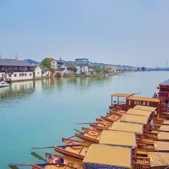 Überdachte Holzboote am Kanal eines Wasserorts
