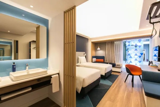 Chambre à deux lits avec lavabo séparé