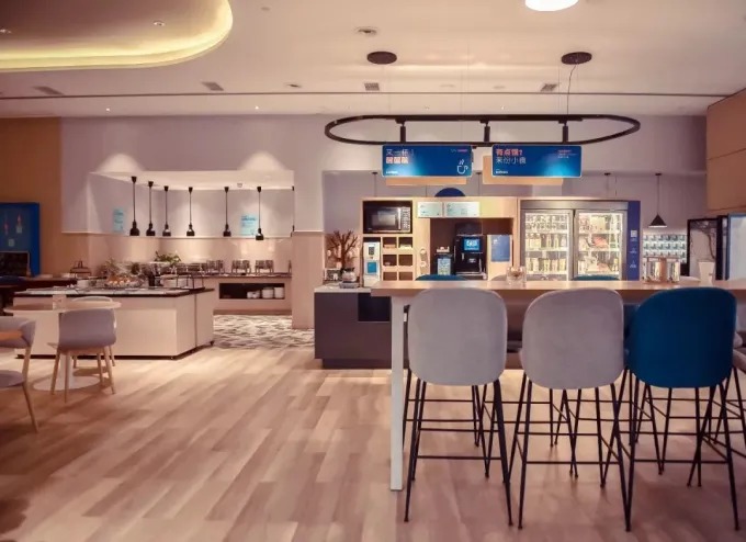 Espace contemporain partagé pour s’asseoir et se restaurer