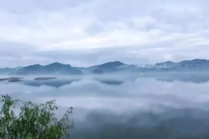 千島湖の島々と山の間に漂う霧