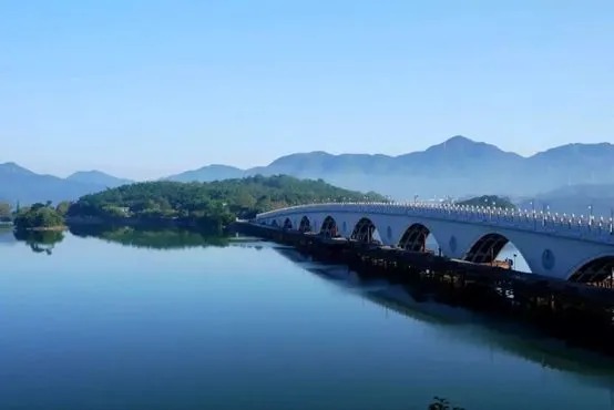 四明湖を渡る長いアーチ橋