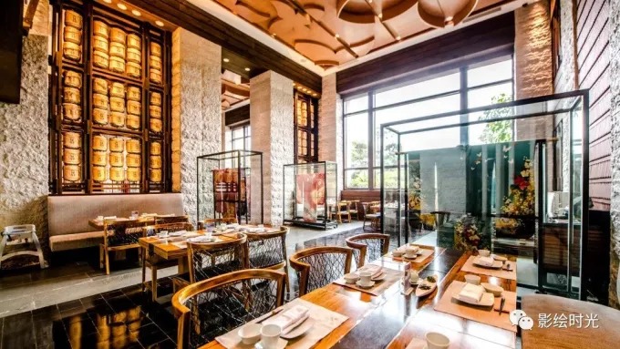 Asientos y barra del restaurante de estilo japonés