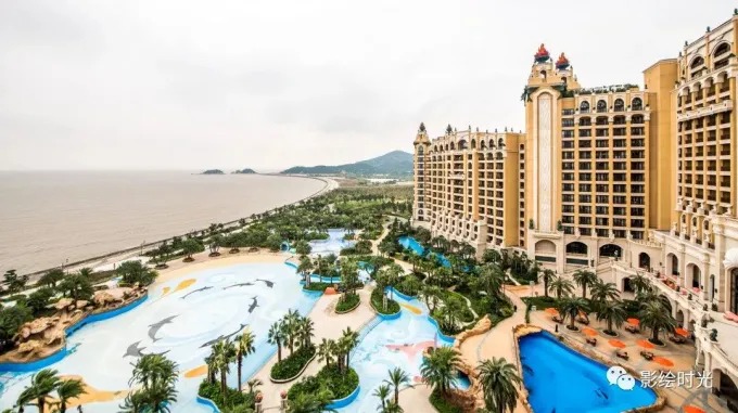 Chimelong Hengqin Bay Hotel junto a piscinas ajardinadas y el mar