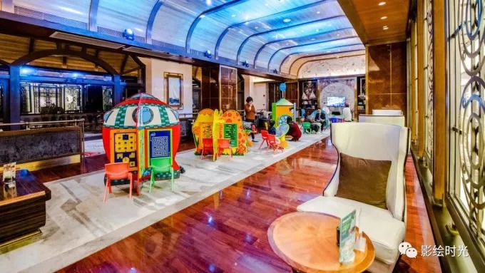 Zona infantil interior con asientos cercanos