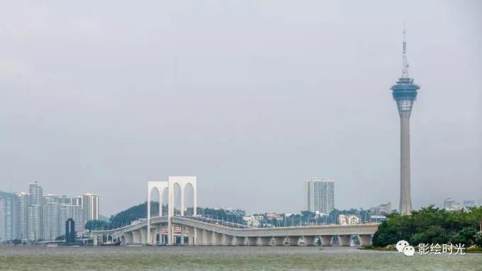 Macao Tower und Uferbrücken vom Wasser aus gesehen