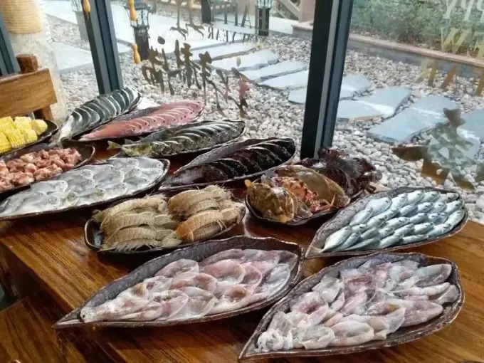 Plateaux de produits de la mer exposés près d’une fenêtre
