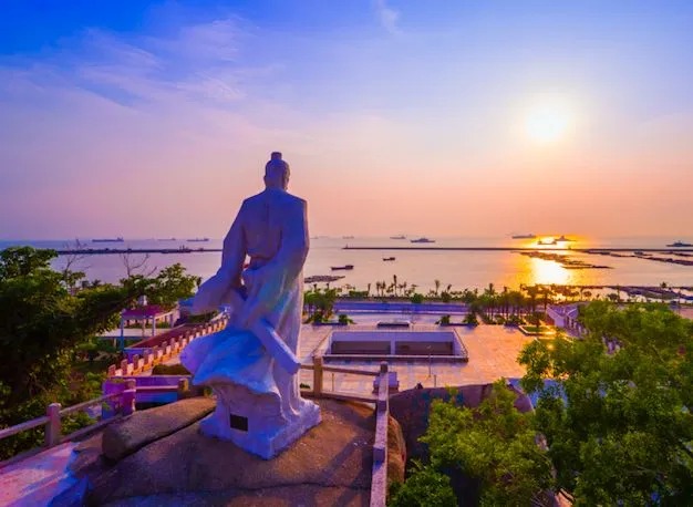 Statue et place littorale au coucher du soleil à Guishan