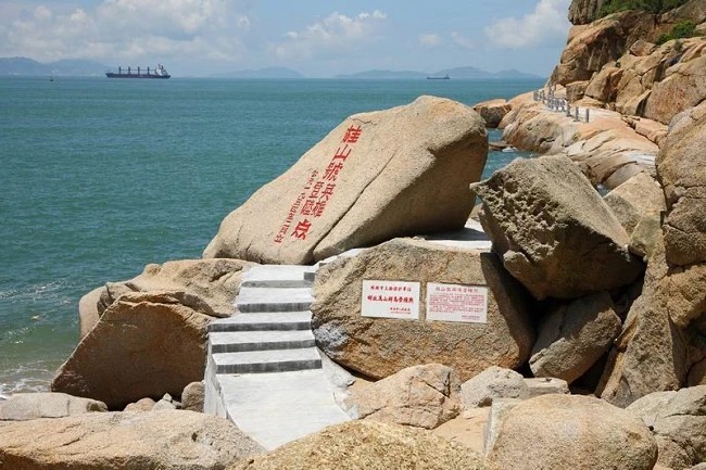 Chemin côtier près d’un rocher gravé à Guishan