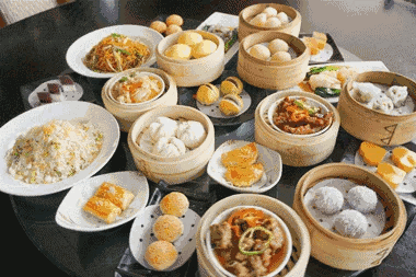 Dim-Sum-Körbchen und kleine Gerichte auf einem Tisch