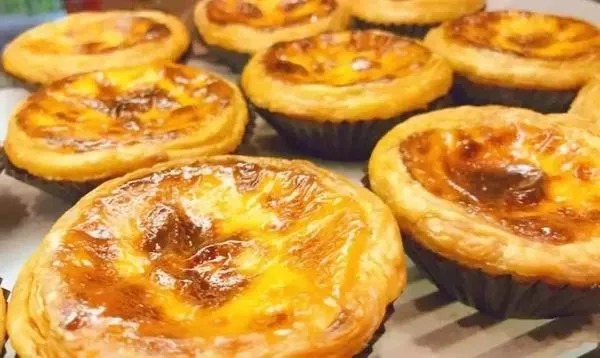 커스터드 표면이 노릇한 마카오식 에그타르트