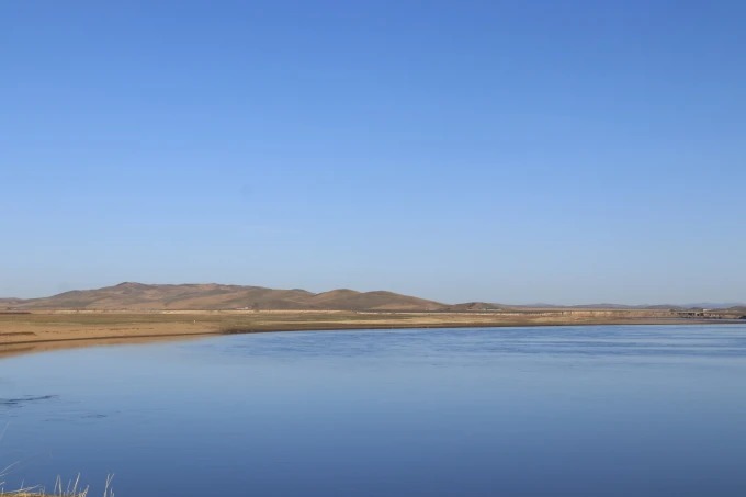 Offene Weideflächen und Feuchtgebiete im Ruoergai-Grasland im Westen Sichuans