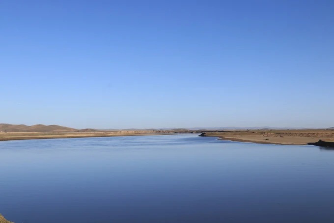 Zone humide et prairie sous un vaste ciel à Ruoergai