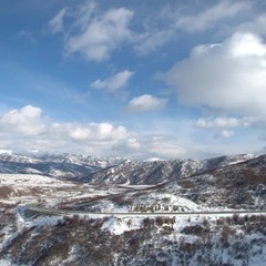 Hohe Bergrücken und offener Himmel bei Chazhen Liangzi